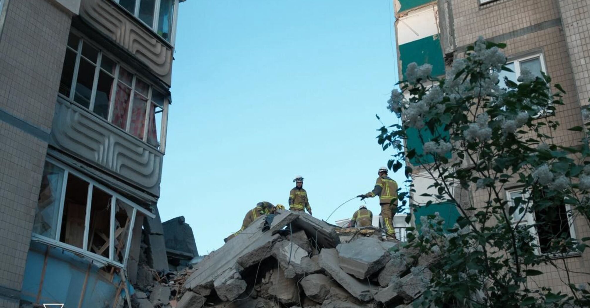 Фото до матеріалу: У Києві завершили рятувальну операцію після російського удару 14 травня: загинули 24 людини, серед них — діти