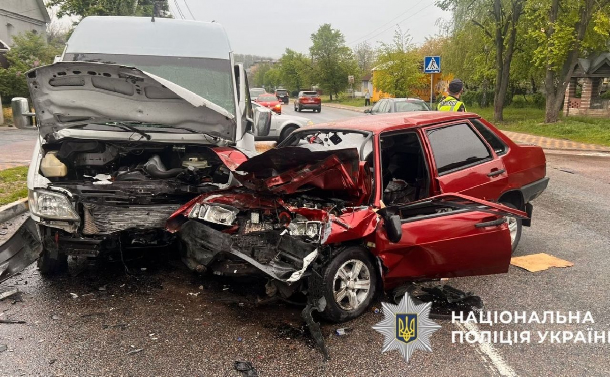 Фото до матеріалу: ВАЗ-21099 вилетів на зустрічну смугу на Обухівщині: двоє людей у лікарні