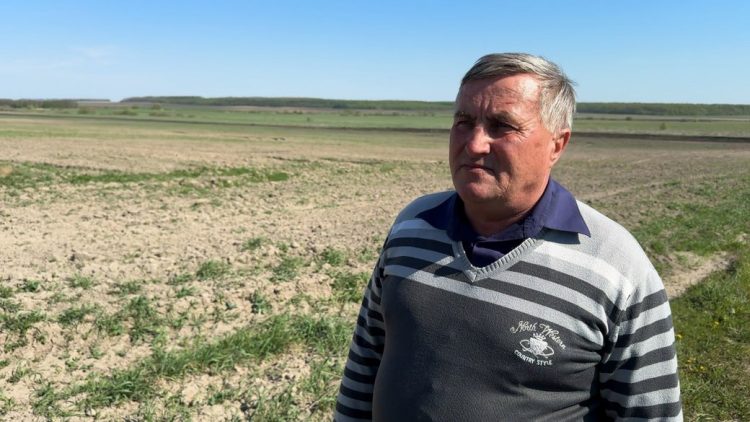Фото до матеріалу: Власники паїв на Хмельниччині чергують на полі, аби захистити землю від агрофірми