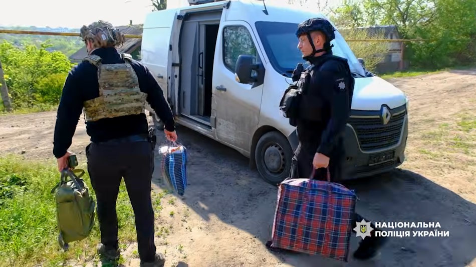 Фото до матеріалу: Поліцейські евакуювали з Краматорського району дев’ятьох людей, серед них двоє дітей (відео) ➜ АКМЦ