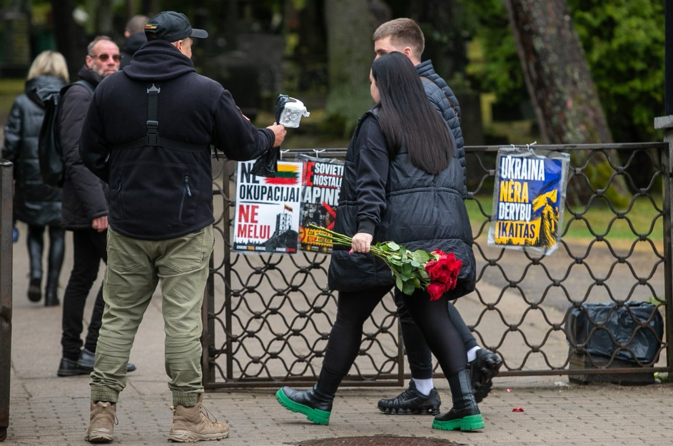 Фото до матеріалу: У Вільнюсі 9 травня протестували роздачу туалетного паперу з портретом Путіна