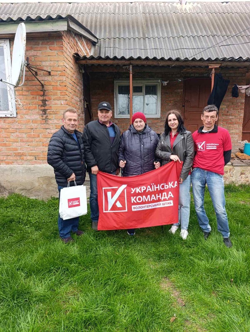 Фото до матеріалу: Волонтери «Української команди» передали допомогу мешканцям Ободівки