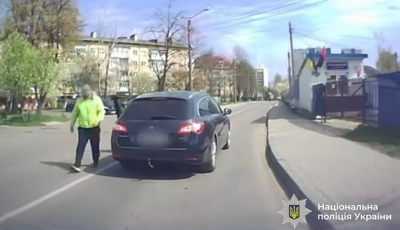 Фото до матеріалу: У Франківську водій зупинив інше авто та вдарив водійку: поліція відкрила провадження (ВІДЕО)