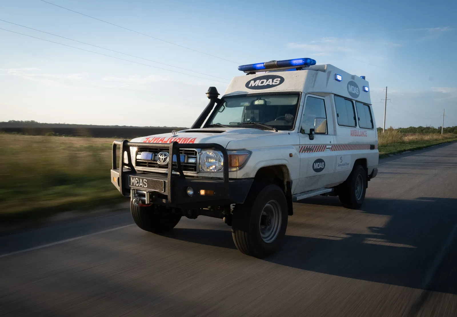 Фото до матеріалу: 50 медичних команд MOAS евакуюють поранених захисників реанімобілями