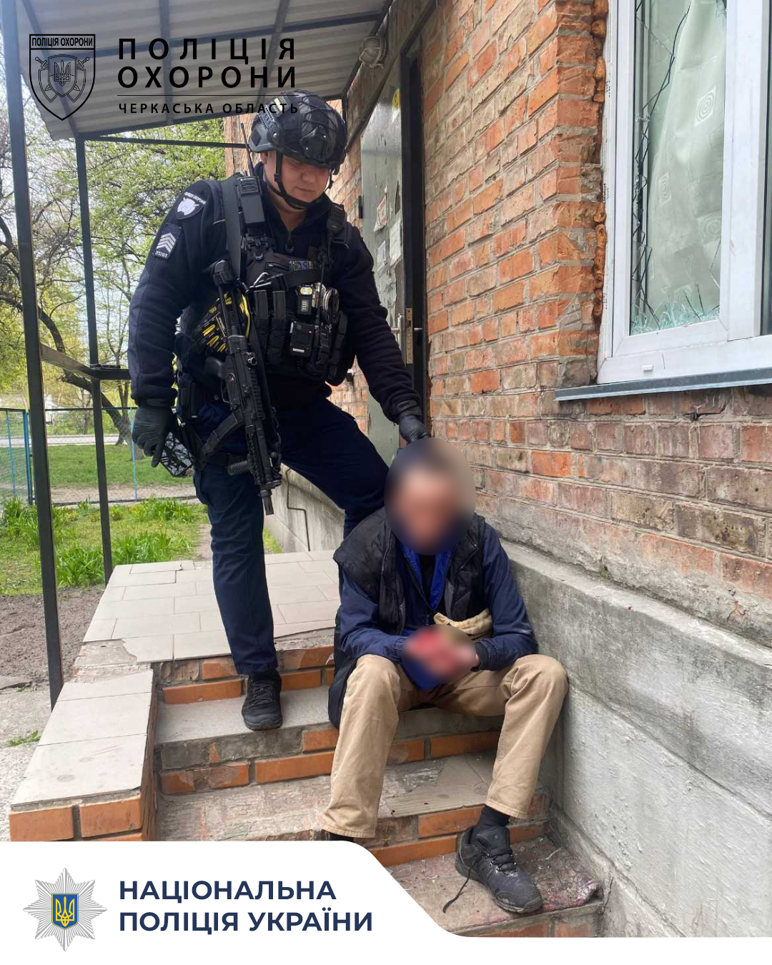 Фото до матеріалу: У Черкасах затримали чоловіка, який розбив вікно в лікарні та намагався втекти