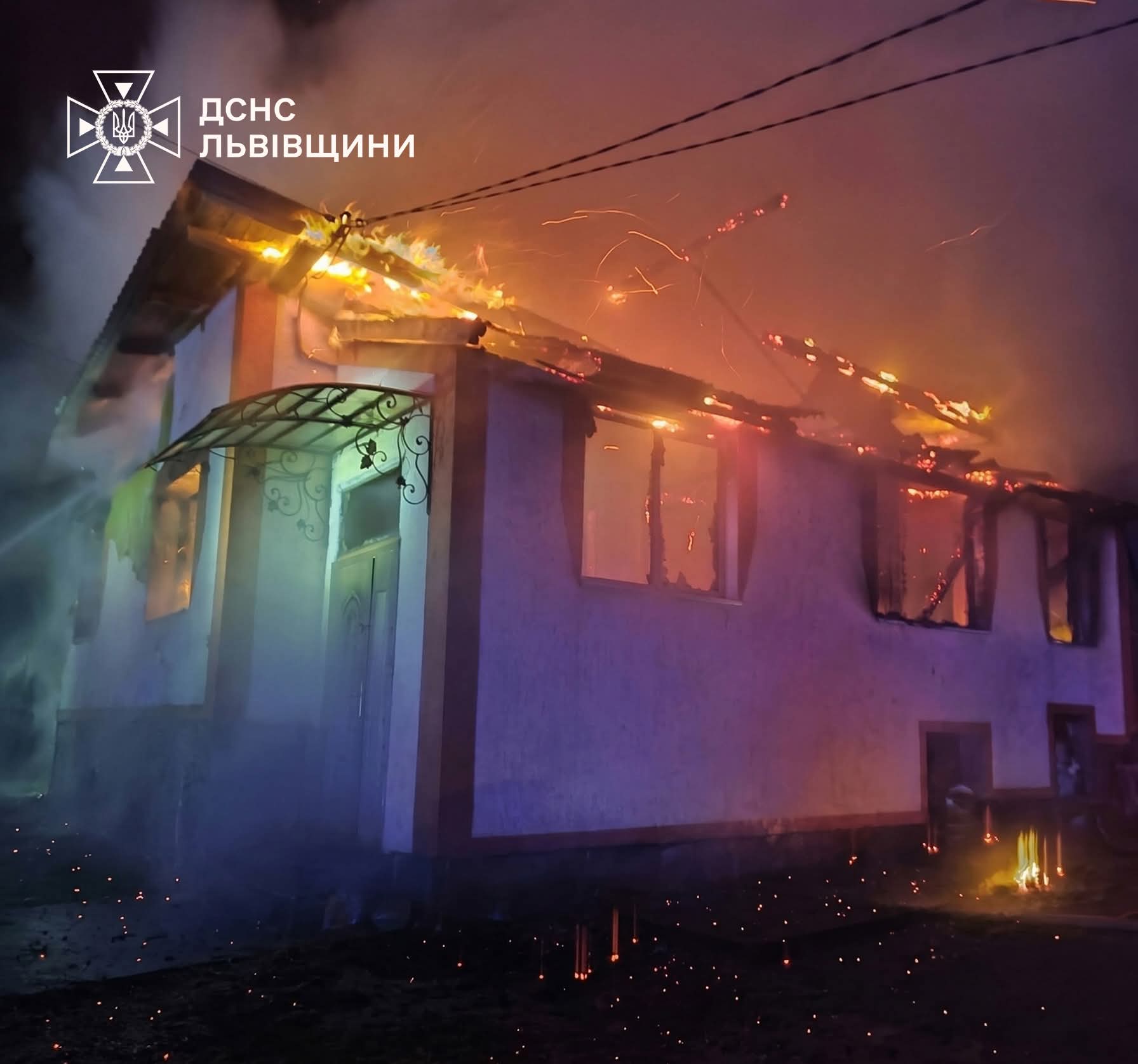 Фото до матеріалу: У Самбірському районі ліквідували пожежу житлового будинку: ніхто не постраждав
