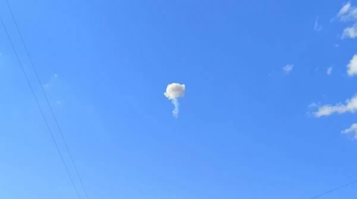 Фото до матеріалу: Уламки дронів впали на кладовище та дах у Києві: що сталося під час повітряної тривоги