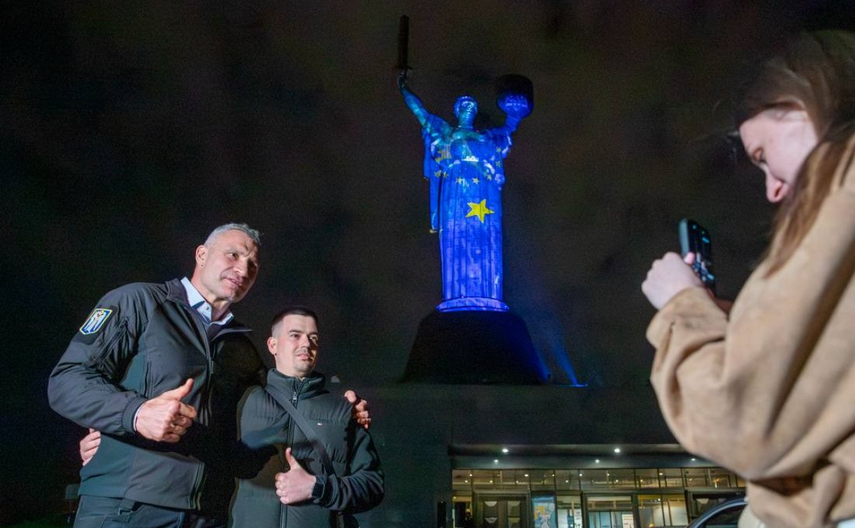 Фото до матеріалу: Київ підсвітив «Батьківщину-мати» кольорами ЄС: Кличко та посол ЄС відзначили День Європи