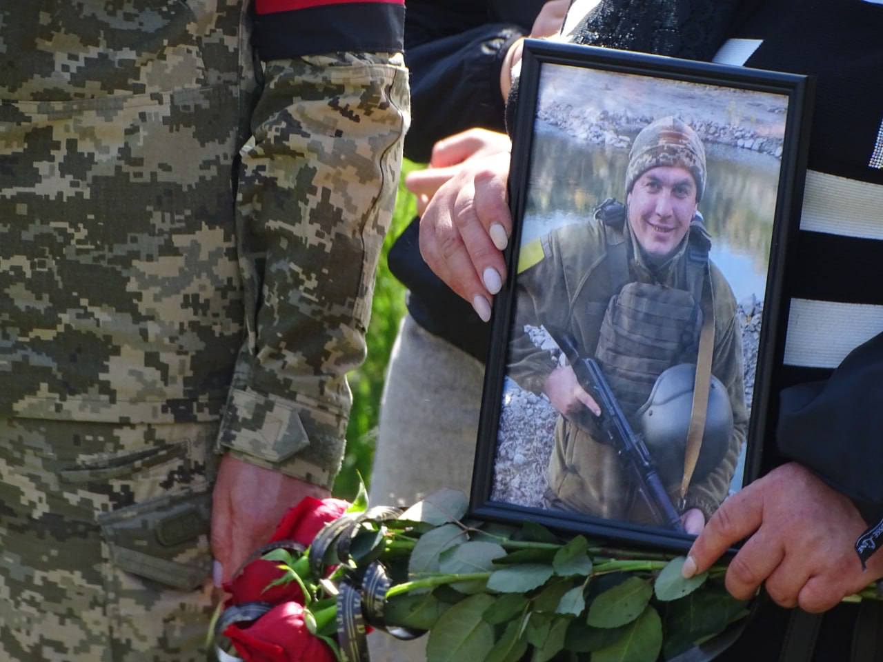 Фото до матеріалу: У селі Озеряни попрощалися із захисником Василем Криницьким