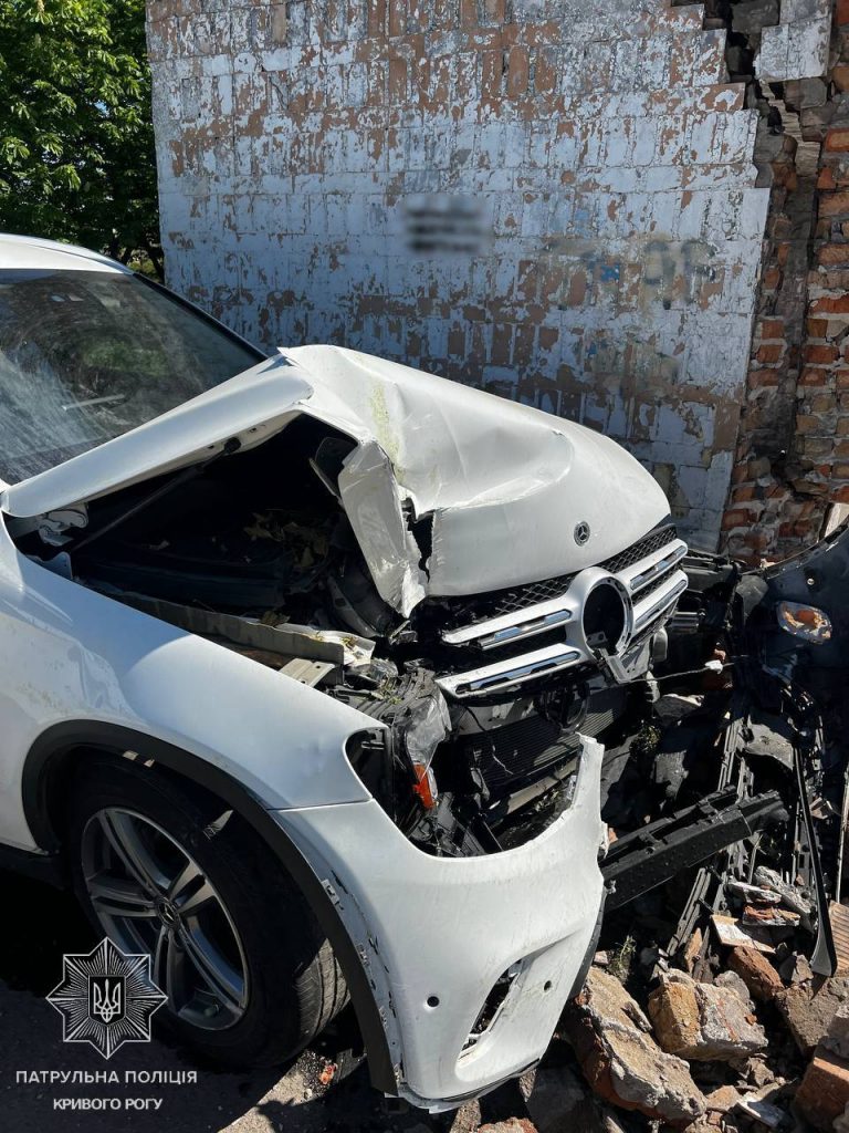 Фото до матеріалу: У Кривому Розі водійка наїхала на зупинку: виявили 2,15 проміле