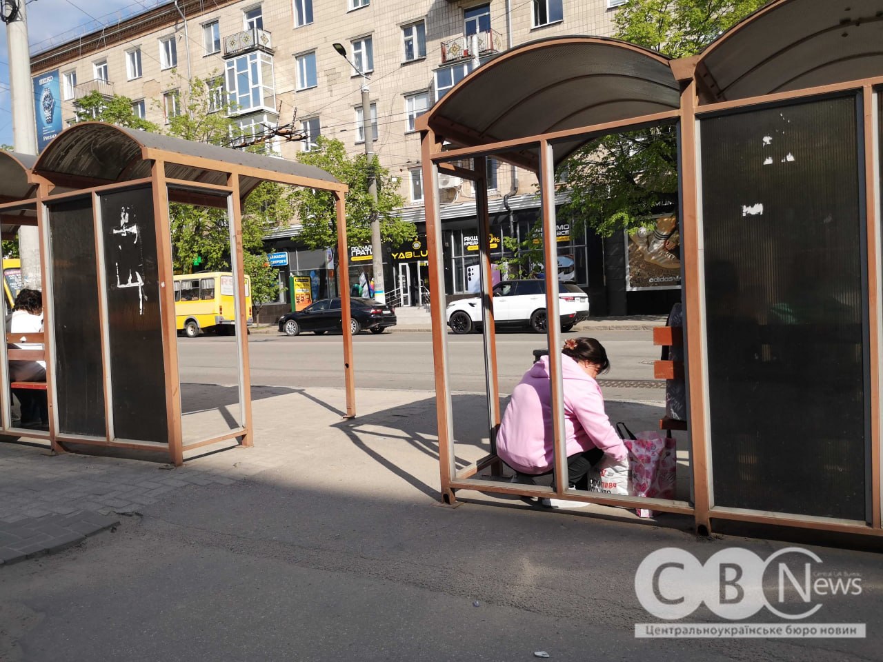 Фото до матеріалу: Зупинка біля готелю «Київ» у Кропивницькому стоїть розбита - її ламають швидше, ніж лагодять (фото)