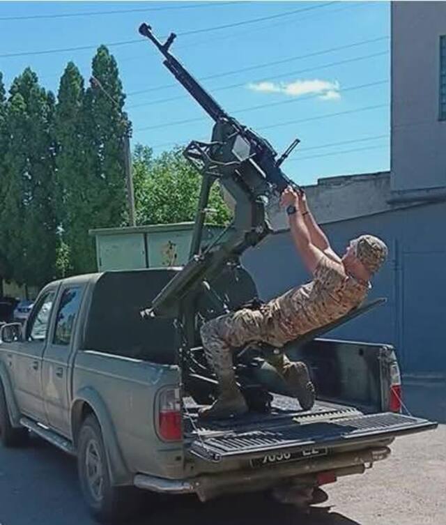 Фото до матеріалу: Близько двох сотень автівок волонтери доставили на передову