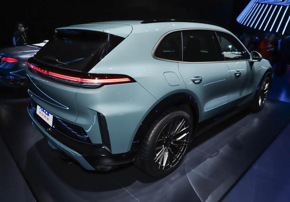 Фото до матеріалу: Porsche представила електричний Cayenne Turbo: потужність 1156 к.с. та ціна