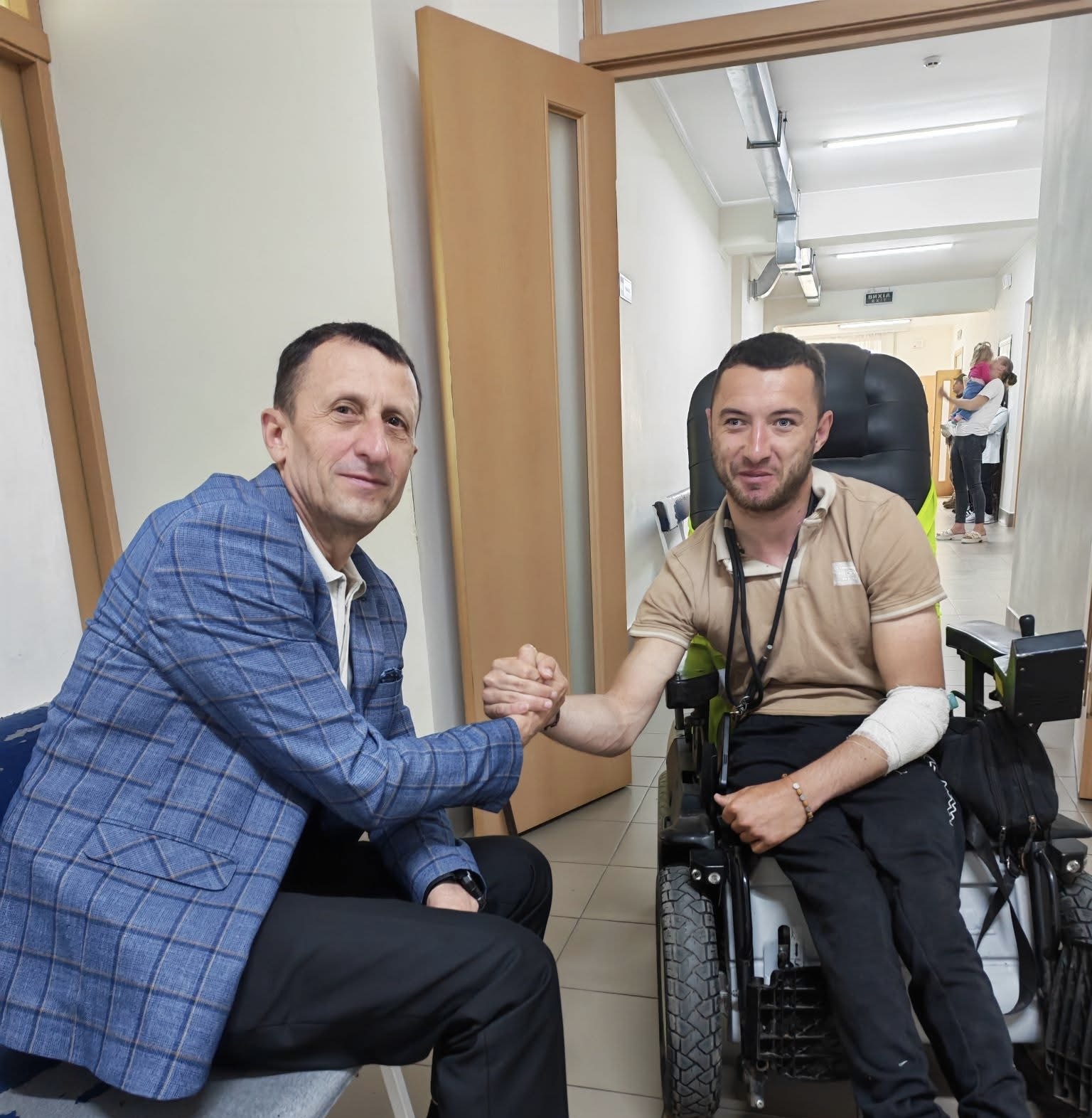 Фото до матеріалу: Житель села Княждвір отримав травми через погане покриття дороги