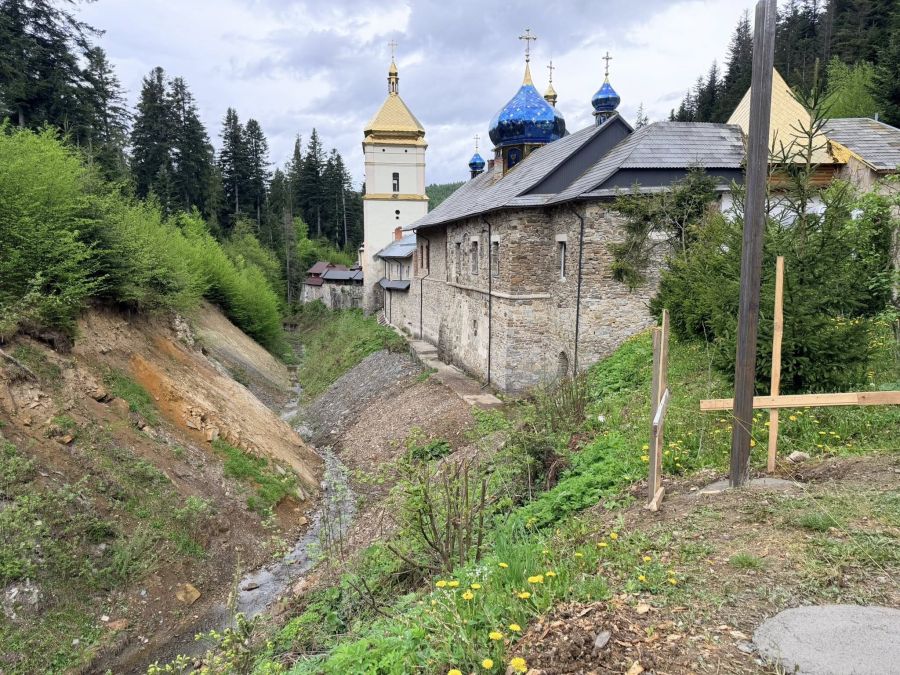 Фото до матеріалу: Берегоукріплення біля Манявського монастиря: 12 мільйонів гривень на захист історичної споруди