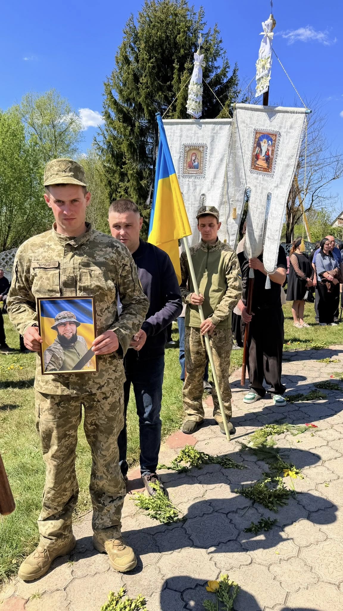 Фото до матеріалу: У селі Журавлине Смідинської громади провели в останню путь 31-річного захисника Михайла Усіка