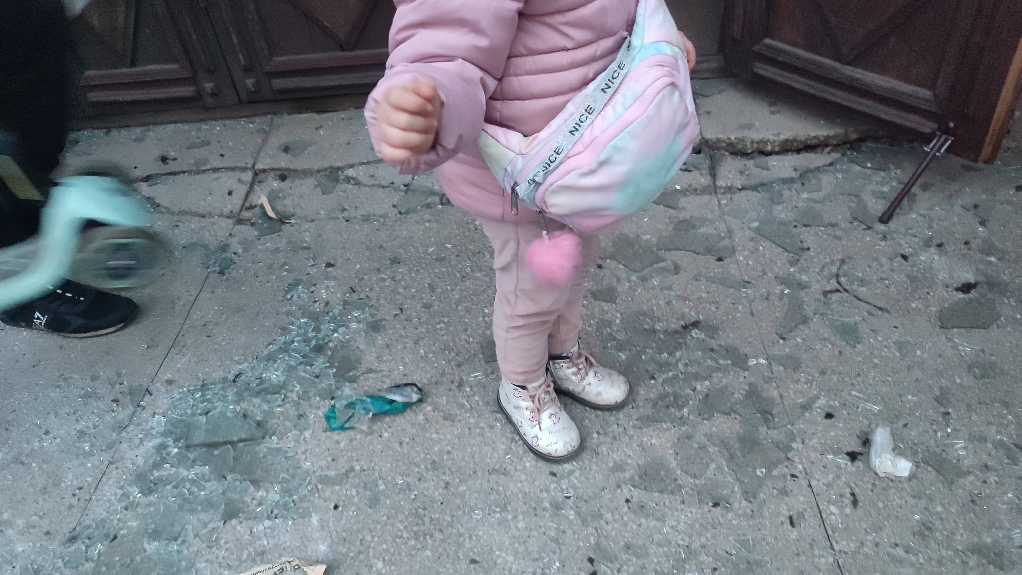 Фото до матеріалу: Другий приліт дронів на одній вулиці Івано-Франківська: квартира в склі