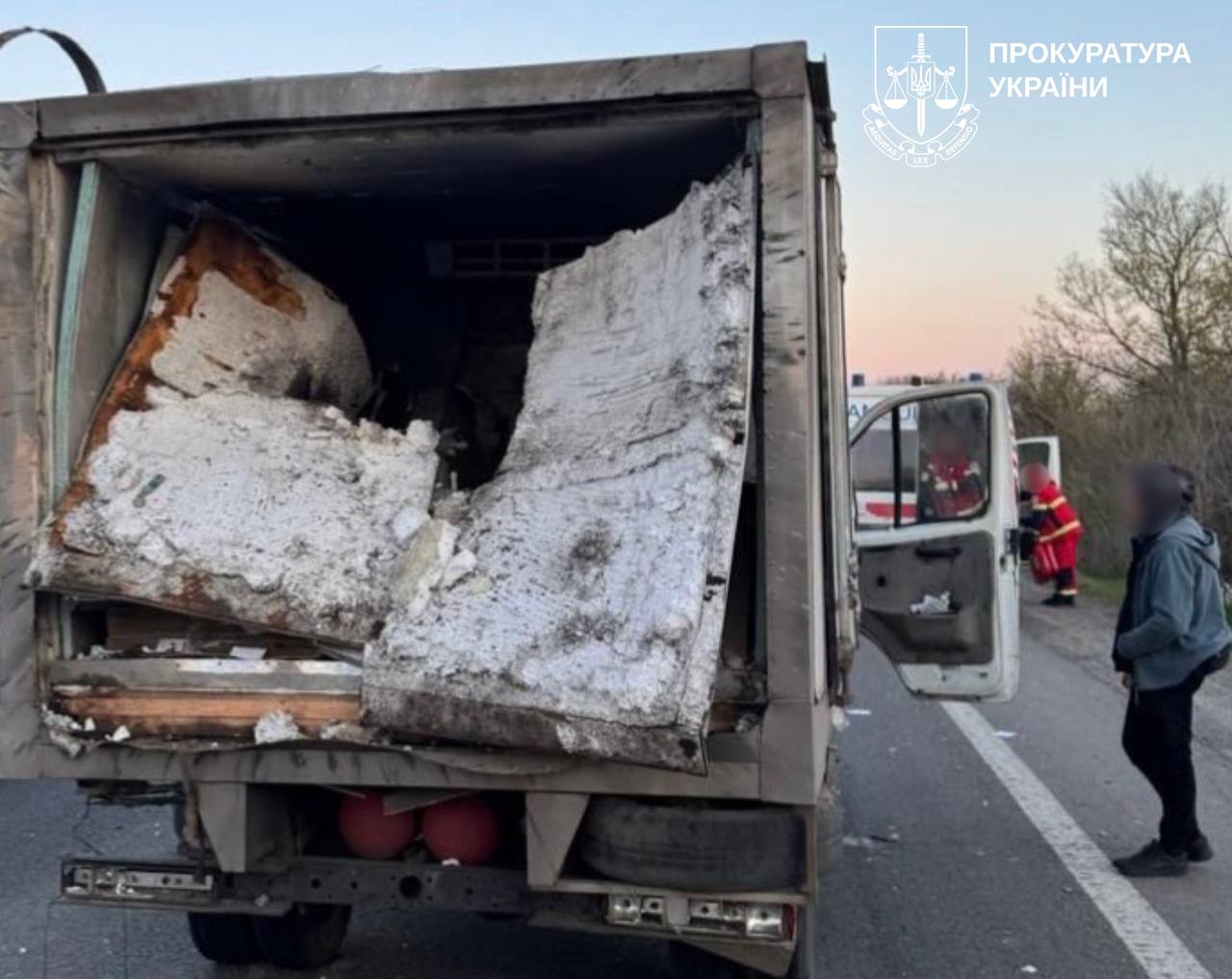 Фото до матеріалу: Дрон влучив у фургон з хлібом на трасі Київ-Харків: двоє постраждали