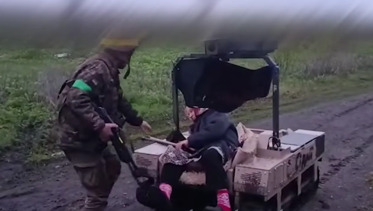 Фото до матеріалу: 77-річну жінку евакуювали з Донеччини наземним дроном: історія порятунку на Черкащині