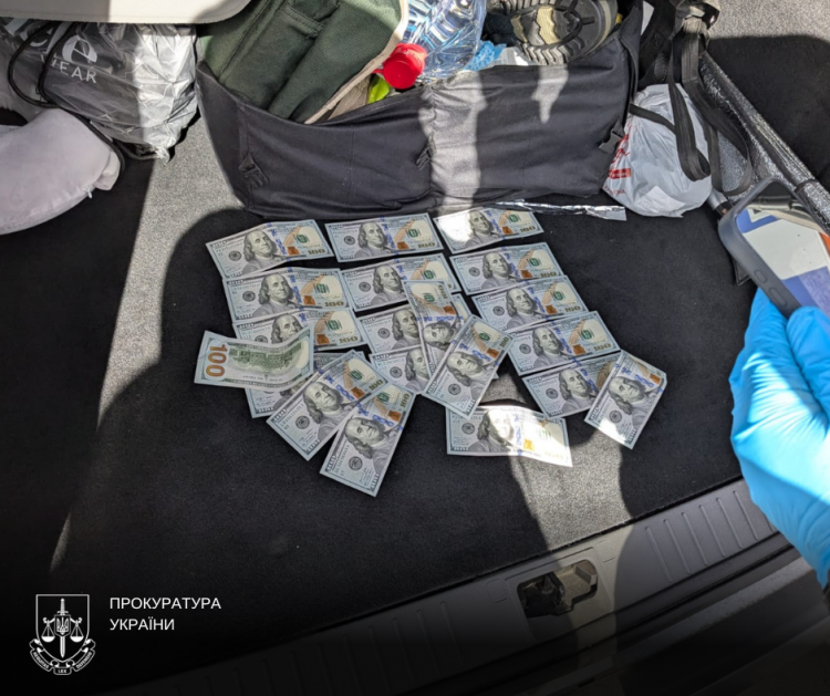 Фото до матеріалу: На Хмельниччині затримали шахрая, який вимагав $6 тисяч за «зняття з розшуку» в «Оберігу»