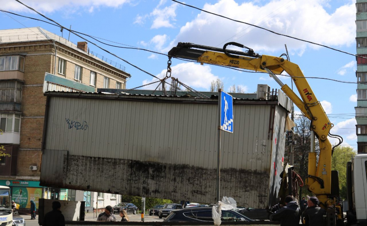 Фото до матеріалу: У Києві звільнили понад 800 квадратних метрів від незаконних кіосків та захаращень