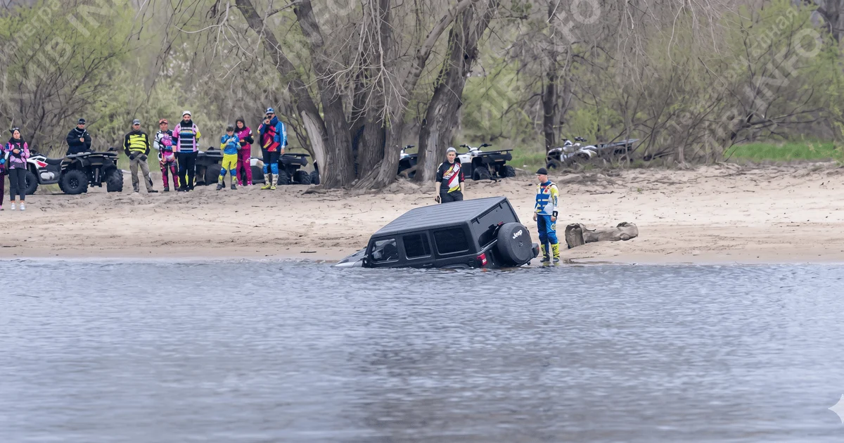 Фото до матеріалу: У Києві водій занурив джип у Дніпрі: рятувальники витягнули автомобіль