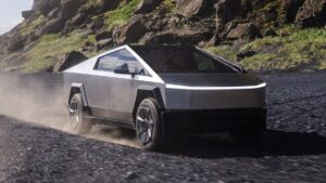 Фото до матеріалу: Rivian розпочав серійний випуск доступного електрокросовера R2