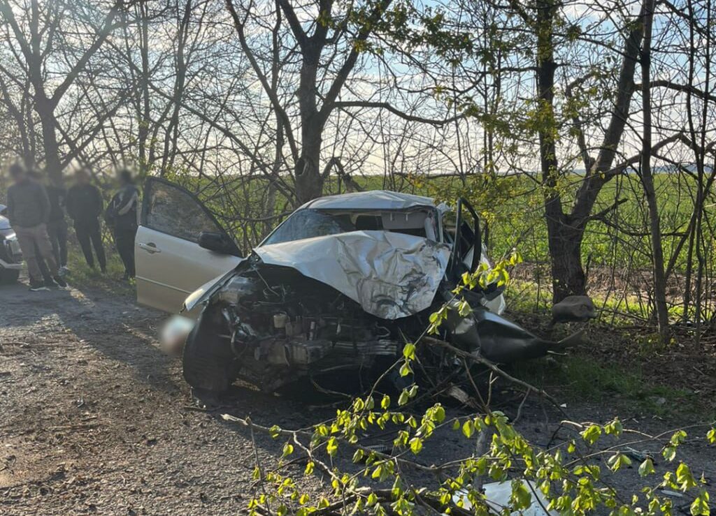 Фото до матеріалу: Смертельна аварія на Уманщині: водій Mazda 6 врізався в дерево