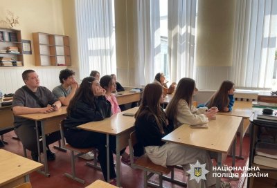 Фото до матеріалу: Поліцейська провела урок безпеки для ліцеїстів у Новому Бузі