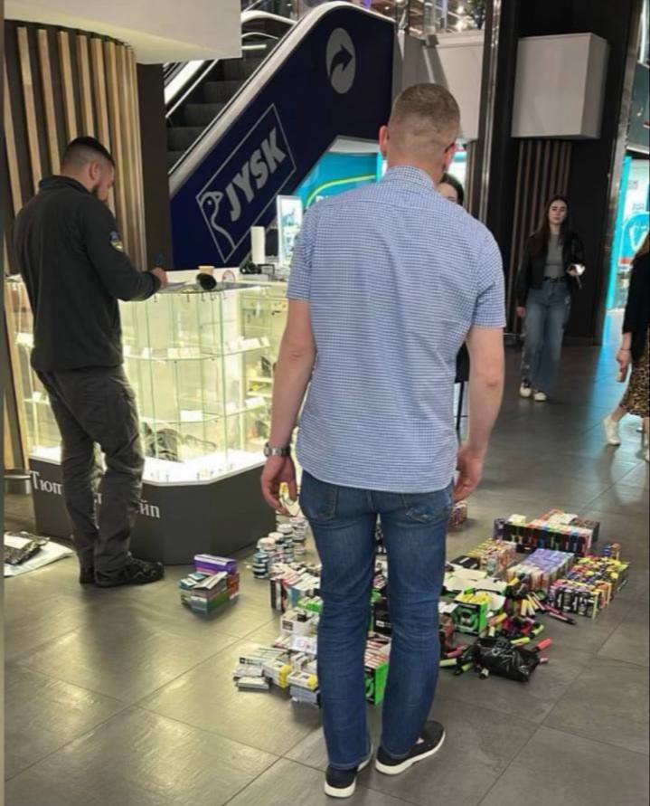Фото до матеріалу: У Львові тривають масові обшуки у vape-магазинах: що перевіряють правоохоронці
