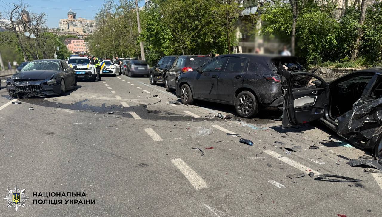 Фото до матеріалу: Водій Maserati протаранив три авто після спроби втечі від поліції на Печерську