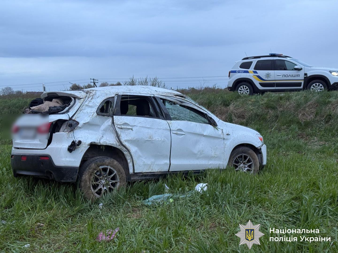Фото до матеріалу: ДТП на Прикарпатті: авто перекинулося в кювет, травмовано жінку та двох дітей