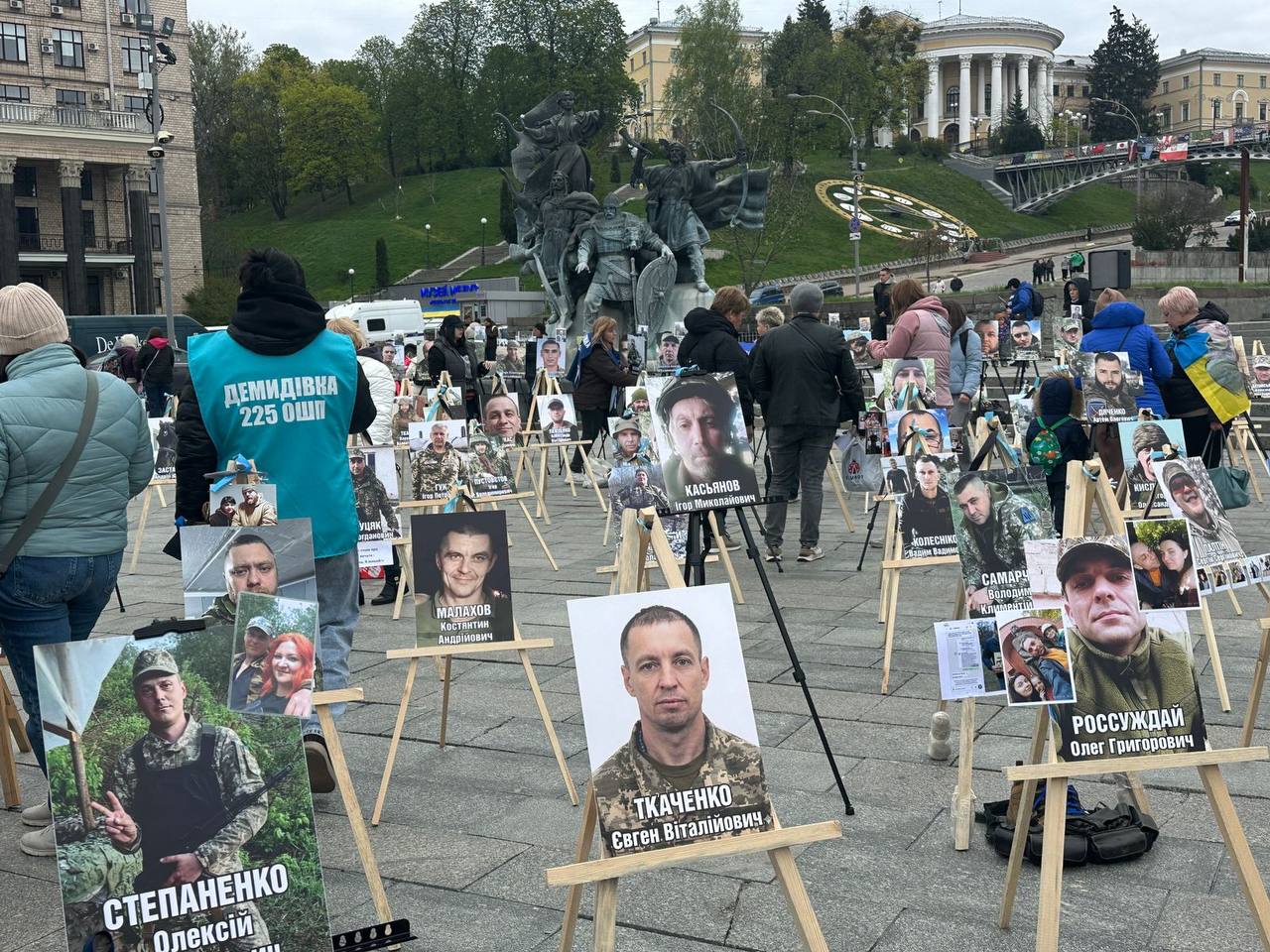 Фото до матеріалу: У Києві відкрилася фотовиставка «Обличчя безвісти» на Майдані Незалежності
