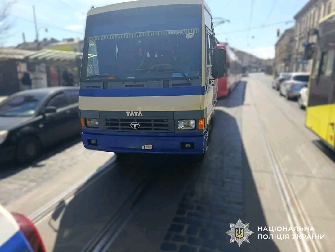 Фото до матеріалу: Автобус наїхав на пішохода на вулиці Городоцькій: поліція розслідує обставини ДТП