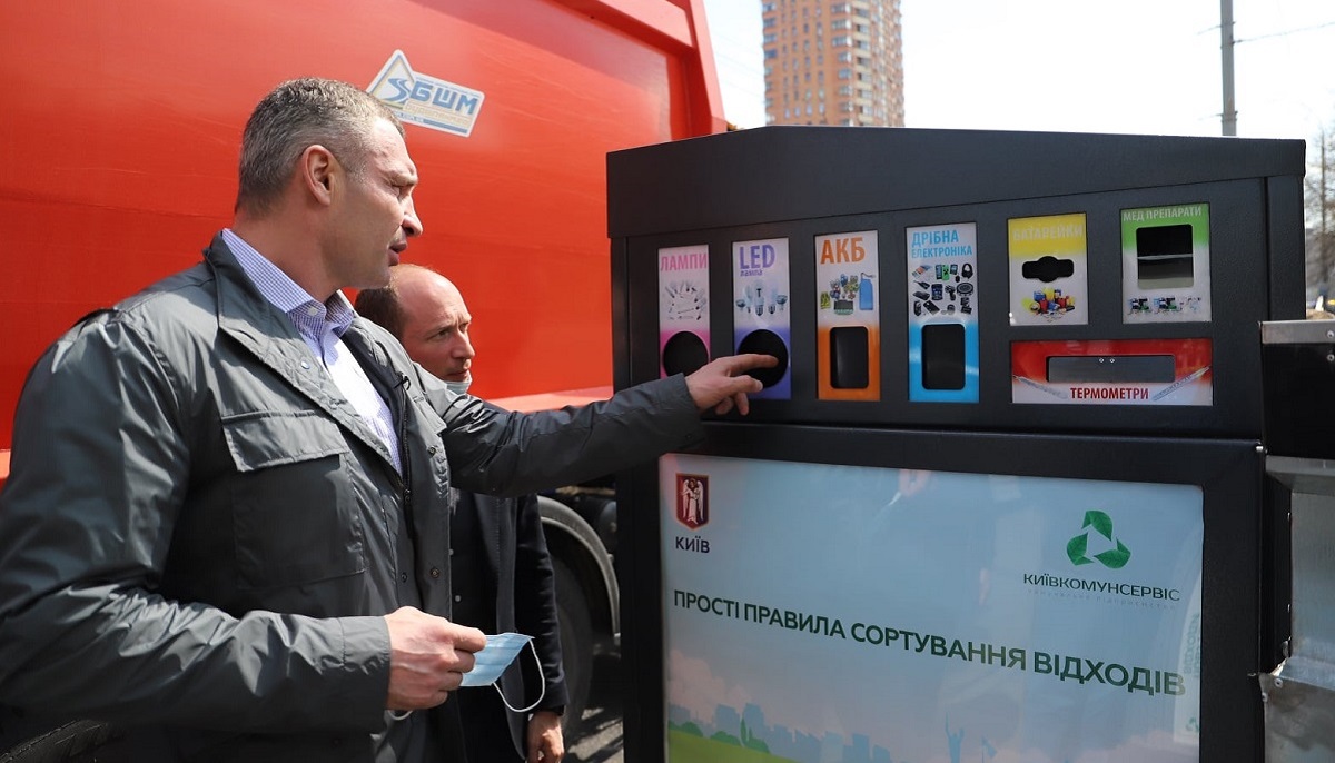 Фото до матеріалу: Як утилізувати батарейки та лампочки: 200 точок прийому небезпечних відходів у Києві