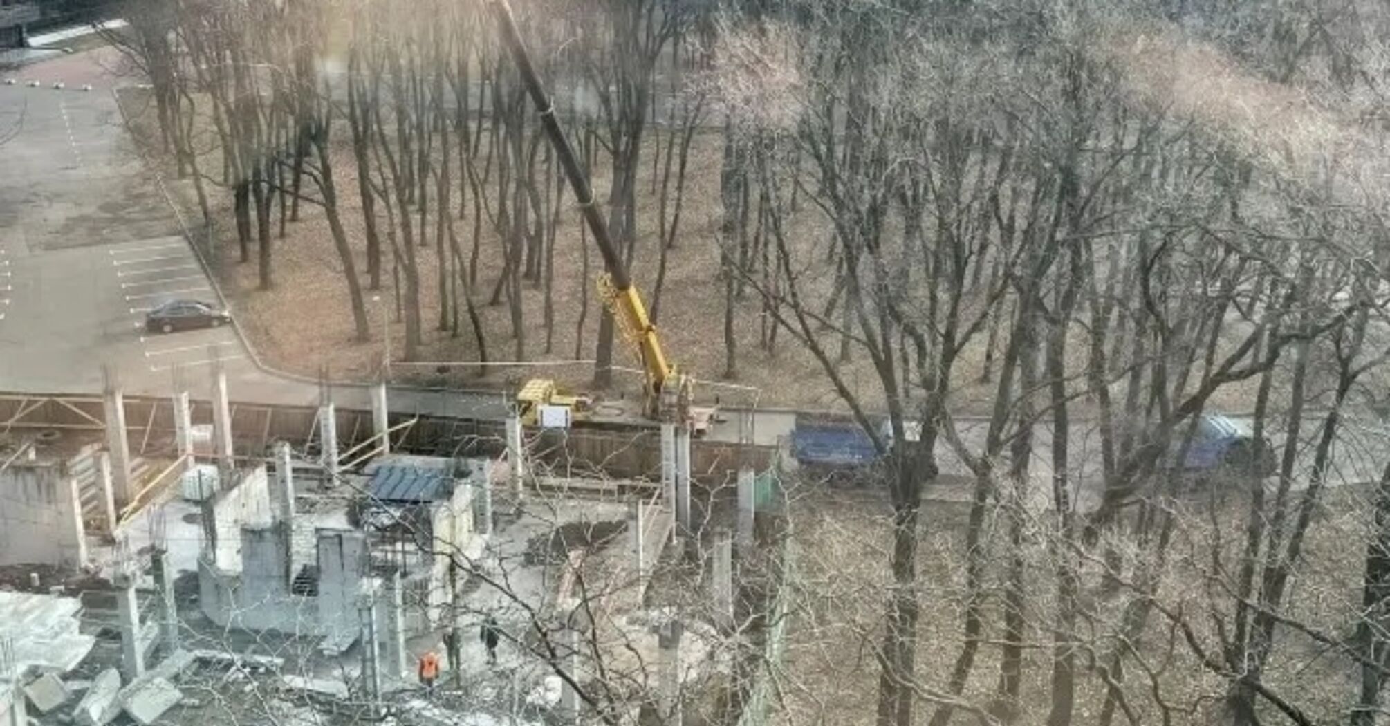 Фото до матеріалу: У парку Пушкіна перевіряють незаконне будівництво чотириповерхового об'єкта