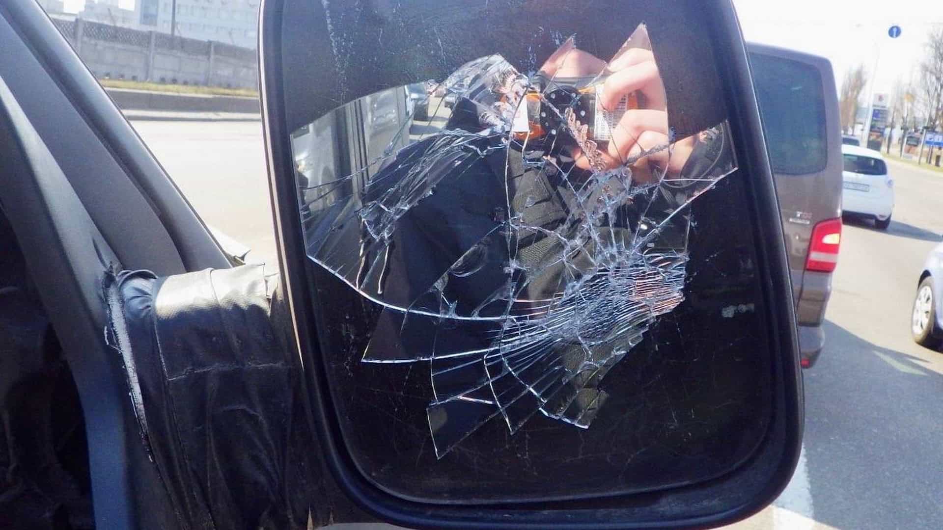 Фото до матеріалу: У Києві чоловік пограбував військовослужбовця в BMW: розбив дзеркало та забрав телефон