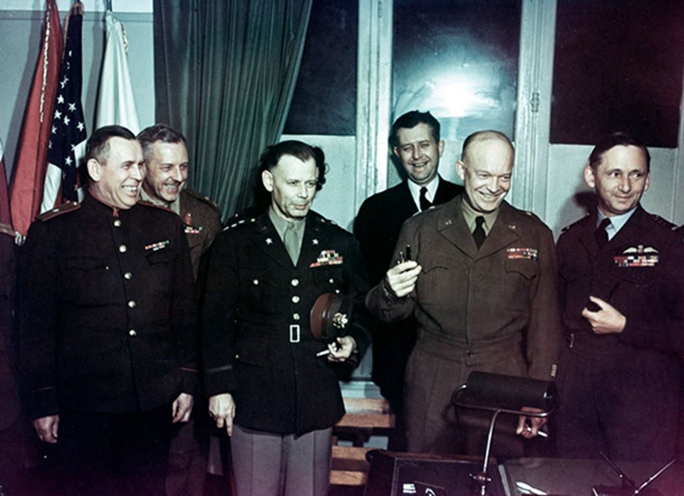 Фото до матеріалу: 7 травня 1945 року: як Німеччина підписала акт про капітуляцію та чому була друга церемонія