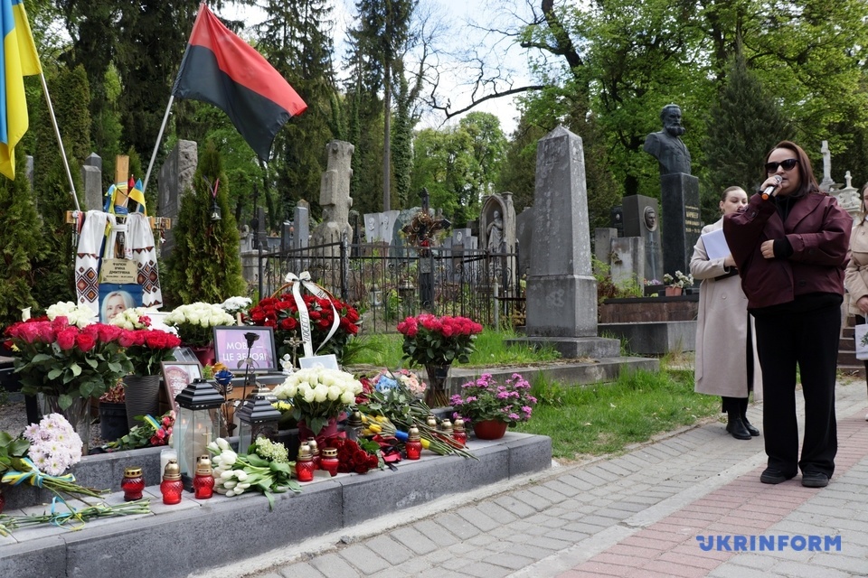 Фото до матеріалу: У Львові вшанували пам'ять Ірини Фаріон: рідні та міська влада поклали квіти на Личаківці
