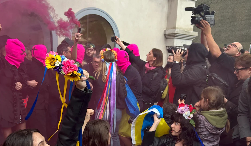 Фото до матеріалу: Протест у Венеції: Femen та Pussy Riot вимагають закрити російський павільйон на бієнале