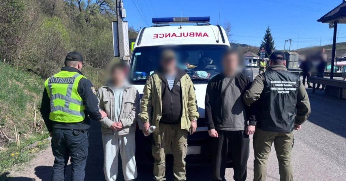 Фото до матеріалу: На Закарпатті затримали водія «швидкої», який перевозив чоловіків до кордону