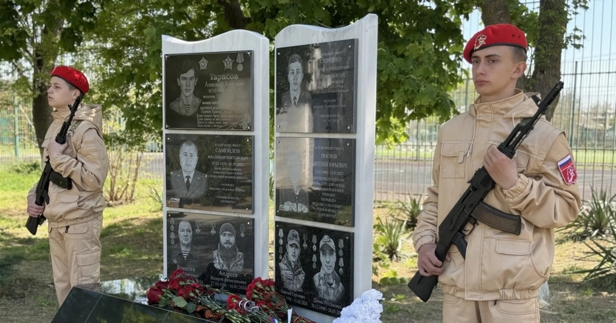 Фото до матеріалу: У Джанкої на школі встановили меморіал військовим РФ з судимостями