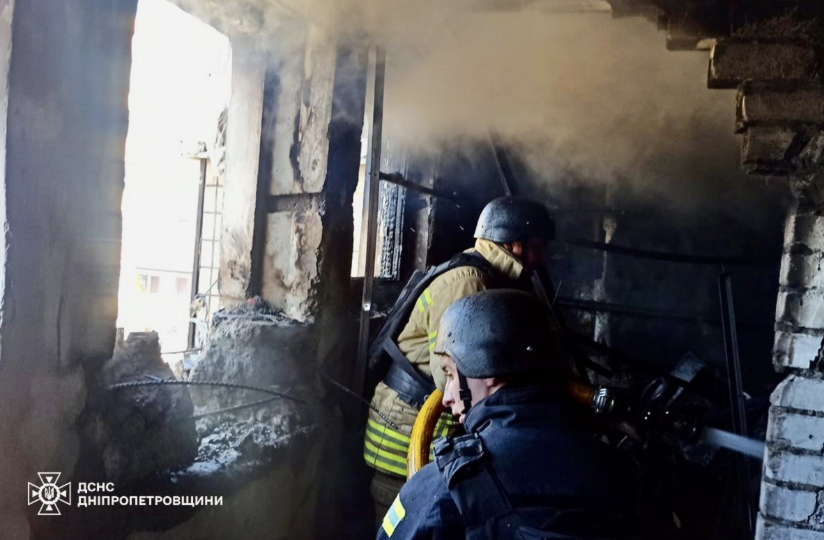 Фото до матеріалу: Російський удар по Кривому Розі: пожежа в дев'ятиповерхівці, постраждали п'ятеро, серед них діти