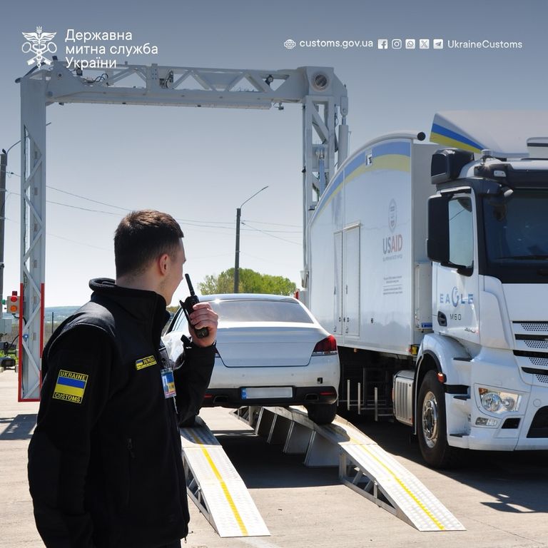 Фото до матеріалу: Зміни у правилах виїзду за кордон для жінок-посадовиць: що дозволено у 2026 році