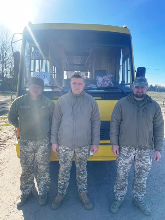 Фото до матеріалу: Тлумацька громада разом із РДА передали автомобіль для потреб ЗСУ