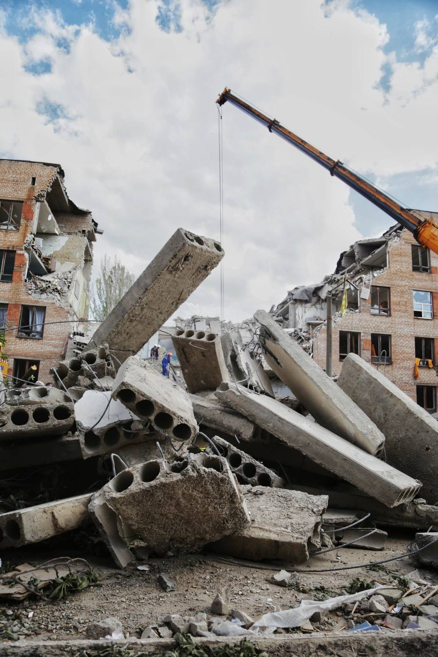 Фото до матеріалу: Пошуково-рятувальні роботи у Кривому Розі завершено: загинула жінка, поранено 17