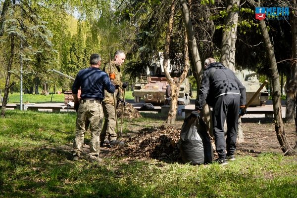 Фото до матеріалу: Ветерани та військові Черкасів озеленили парк Перемоги
