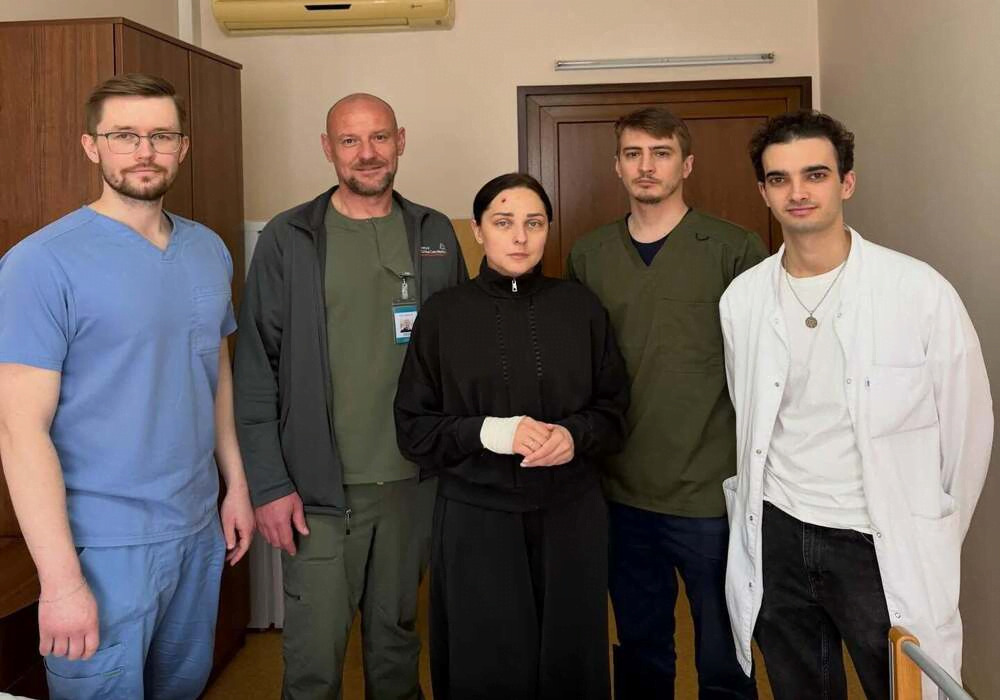 Фото до матеріалу: Матір і сина, поранених у стрілянці в Голосіївському районі, виписали з лікарень