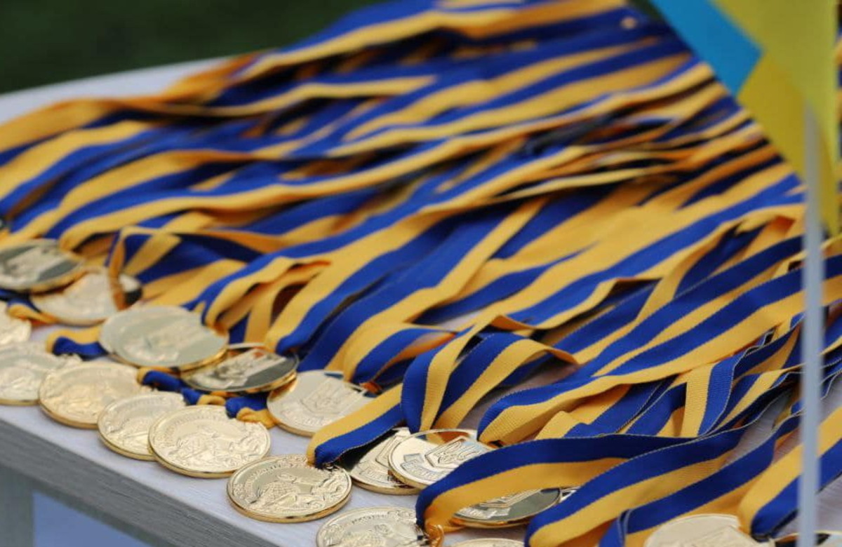 Фото до матеріалу: Понад 200 випускників Хмельницької школи отримають відзнаки цього року