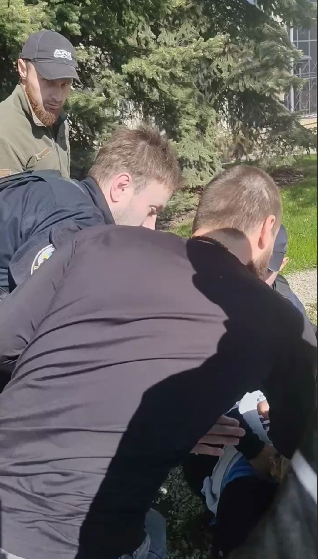 Фото до матеріалу: Поліція пояснила інцидент із зброєю на Оболоні: поліцейські виступили через агресивний натовп
